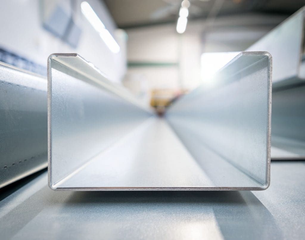 Eine Person, die im Freien einen Winkelschleifer benutzt und dabei Handschuhe trägt.