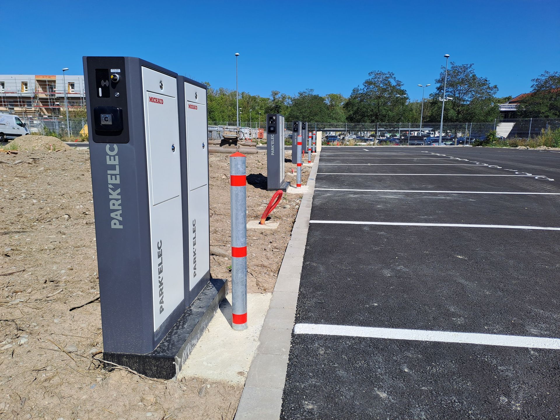 Une borne de recharge installée sur un parking collectif.