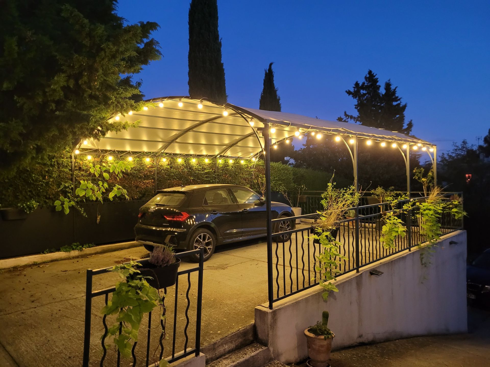 Abris de jardin équipé de guirlandes guinguettes