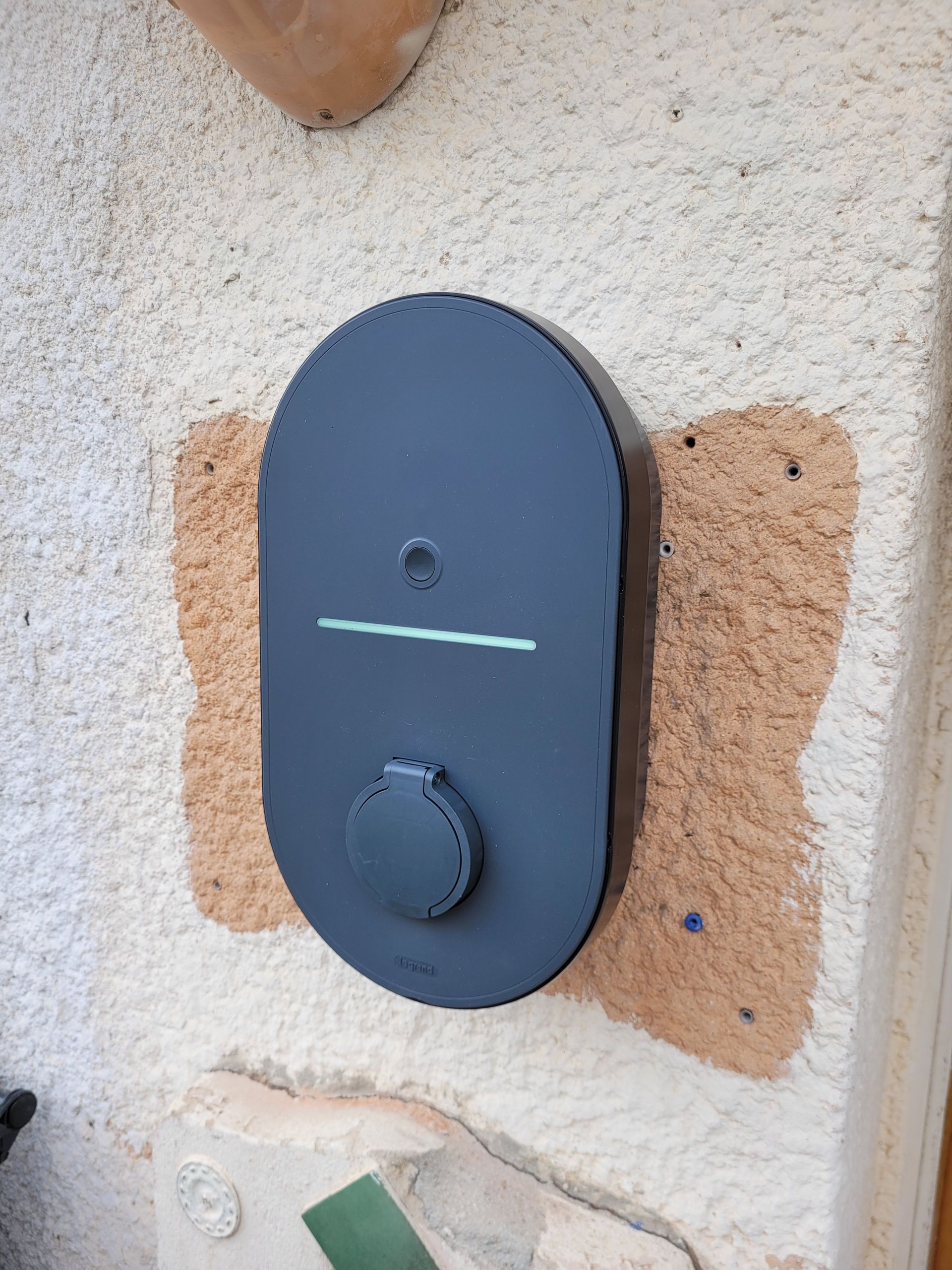 Une borne de recharge installée chez un particulier.