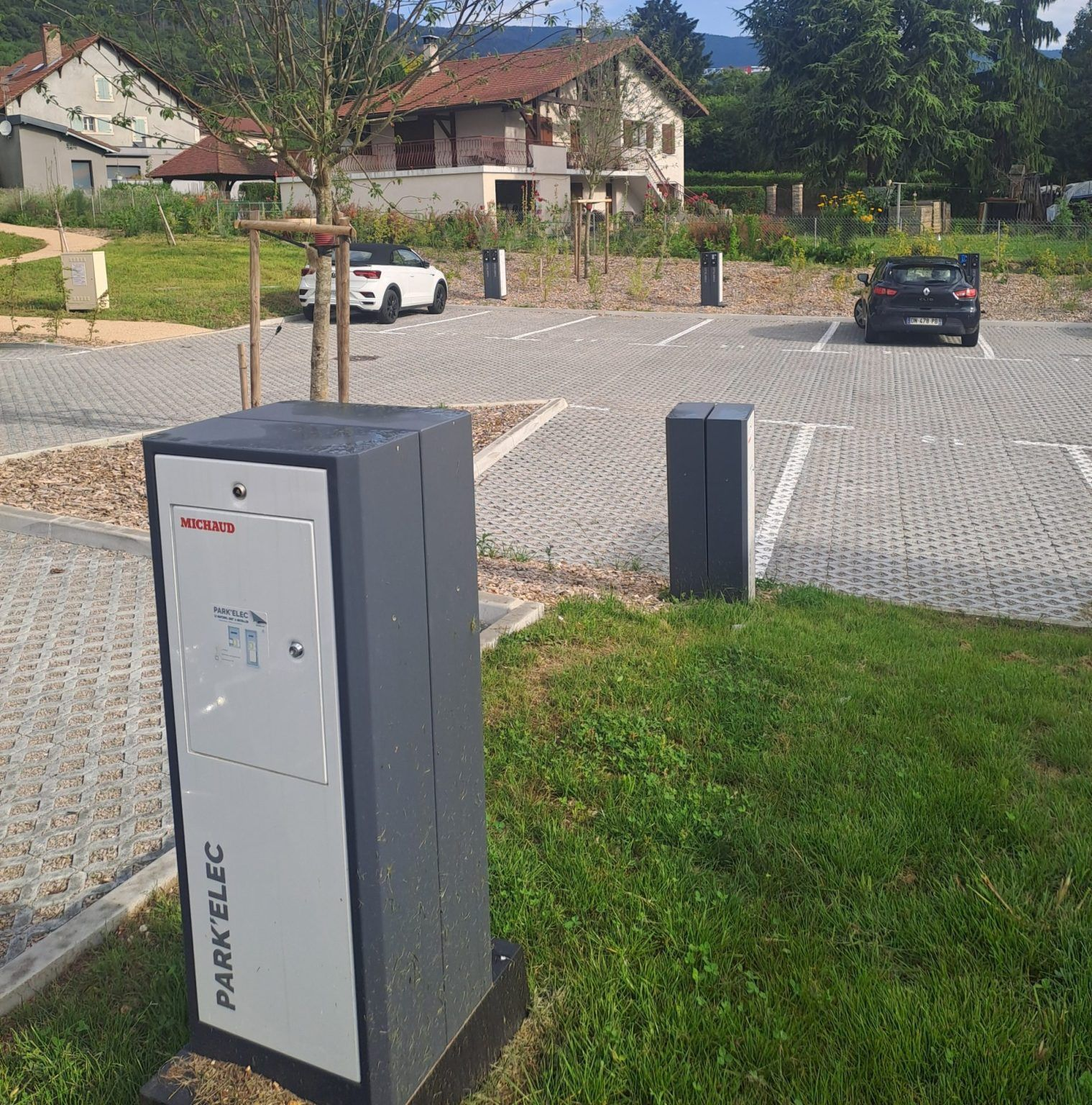 Une borne de recharge installée sur un parking d'entreprise.