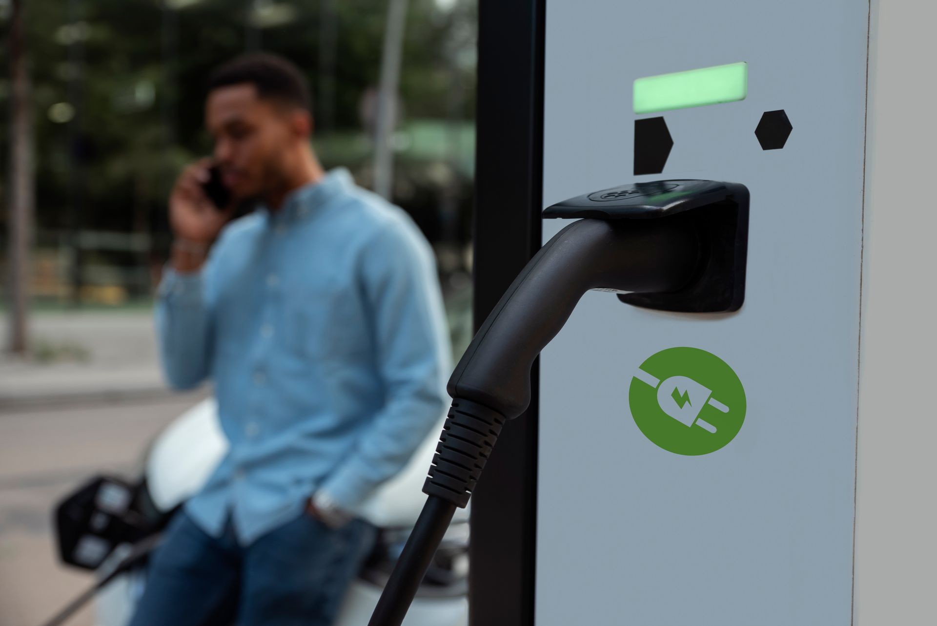 Une technicienne intervenant sur des bornes de recharge