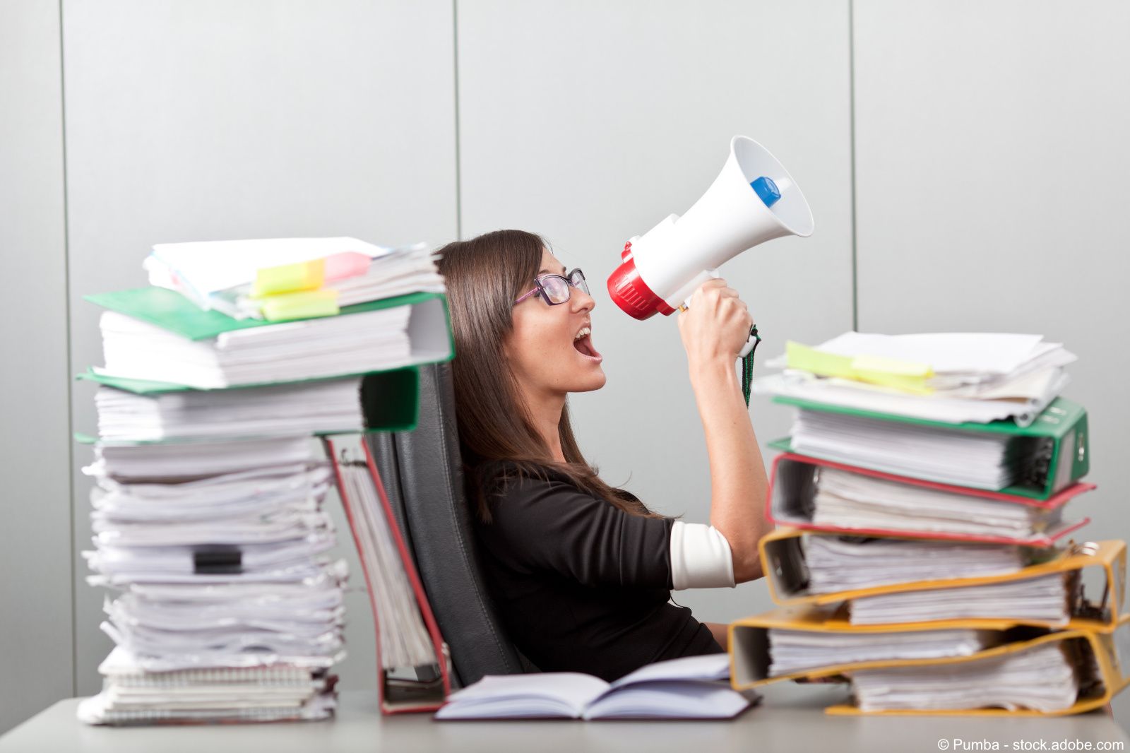 Business Service - Ordnerstapel Megaphone