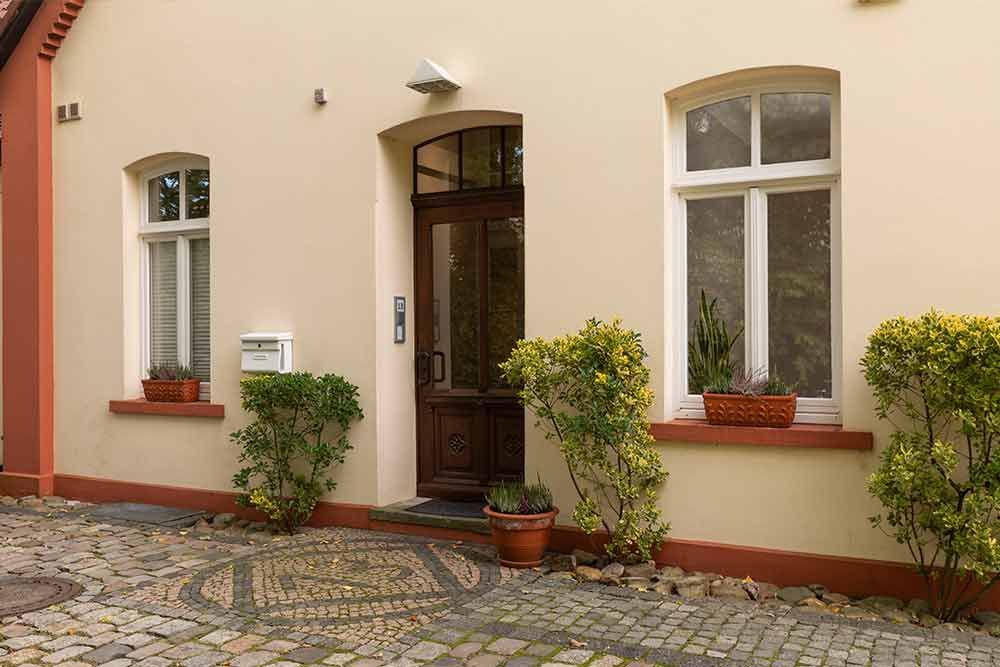 Die Vorderseite eines Hauses mit einer Tür und Fenstern