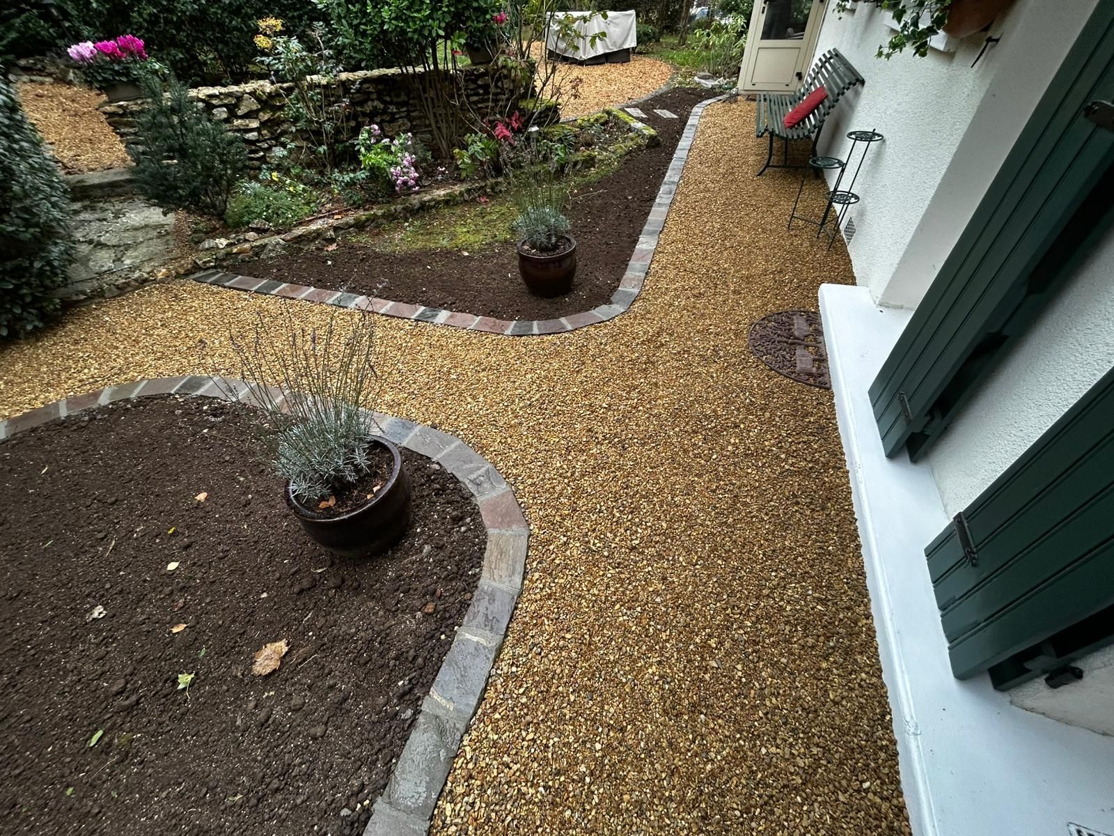 Arboriste dans un arbre, utilisant son matériel. Équipement de sécurité obligatoire. Forte luminosité.