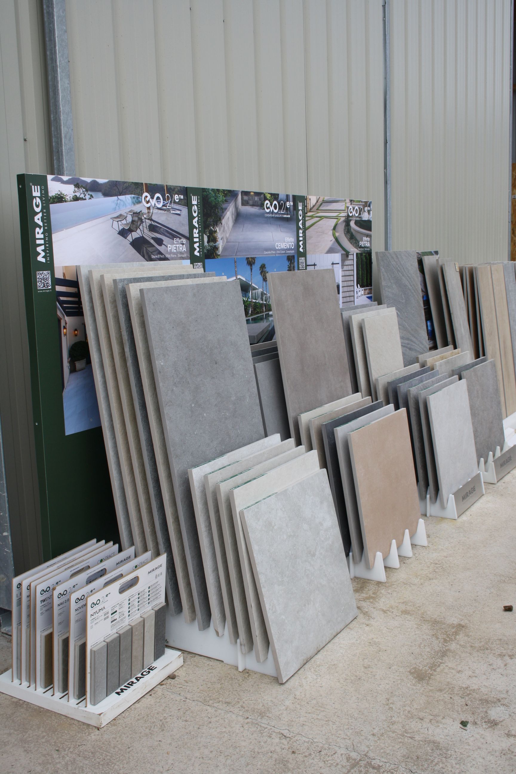 Tronçonneuse rouge posée sur des souches d'arbres dans une zone boisée.