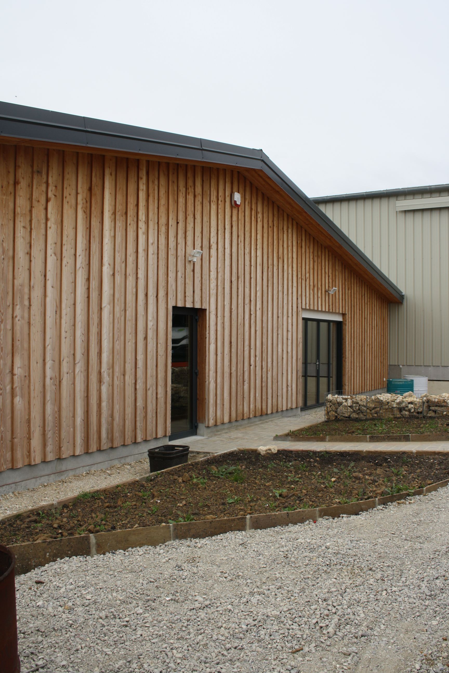 Personne en tenue d'escalade élague des branches d'arbre.