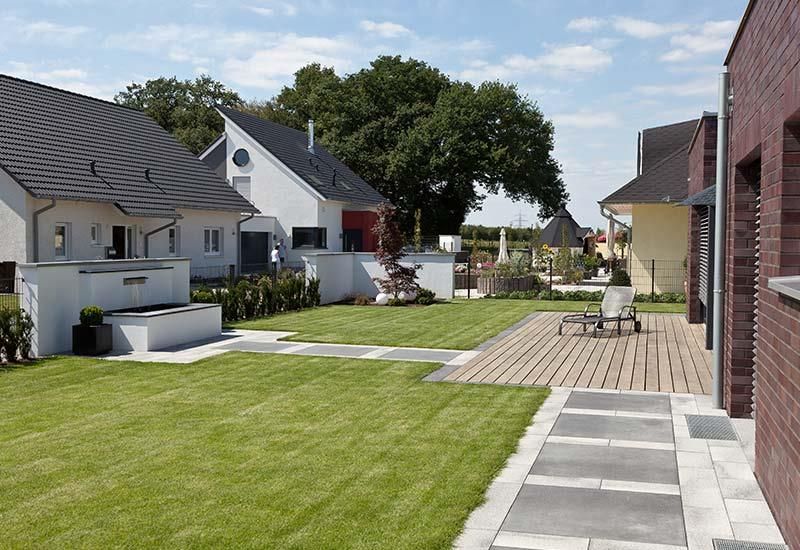 Eine Häuserzeile mit einer großen Rasenfläche davor