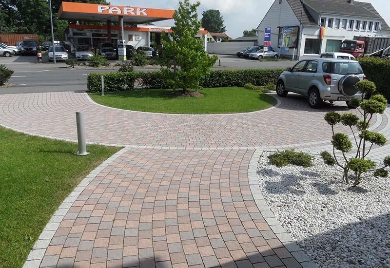 Ein Auto steht vor einer Parktankstelle