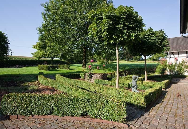 Ein Garten mit einer Statue in der Mitte