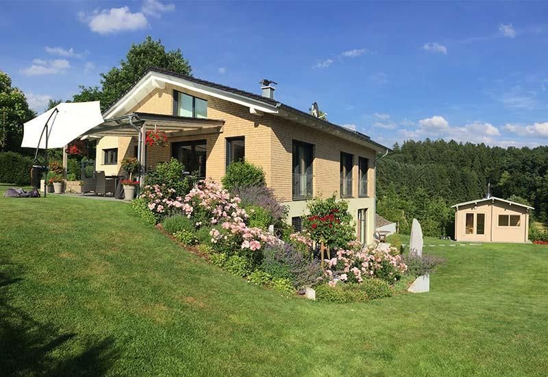 Ein Haus mit einer großen Wiese davor