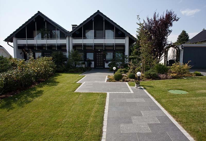 Ein großes Haus mit einem Gehweg, der dorthin führt