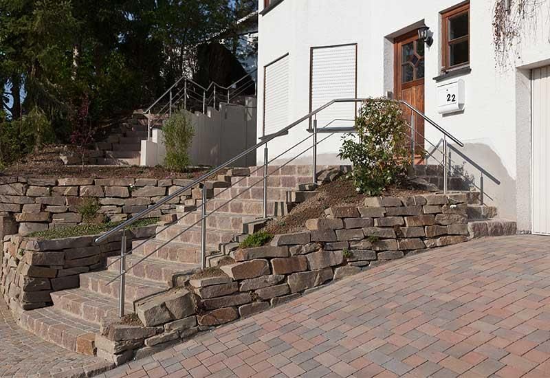 Eine Treppe, die zu einem weißen Gebäude führt