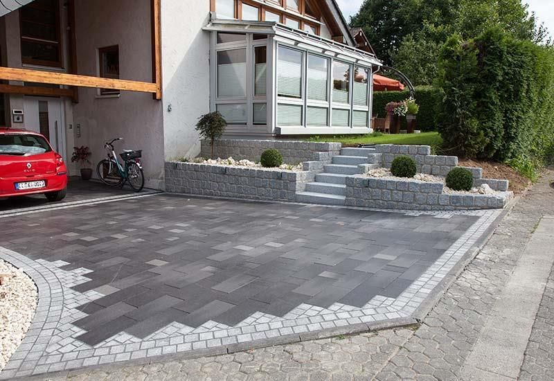 Ein rotes Auto steht vor einem Haus