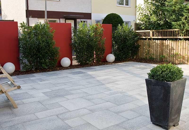 Eine Terrasse mit einem Stuhl und einer Topfpflanze