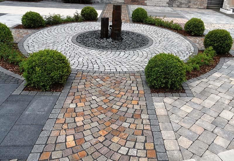 Ein Ziegelweg mit einem Brunnen in der Mitte