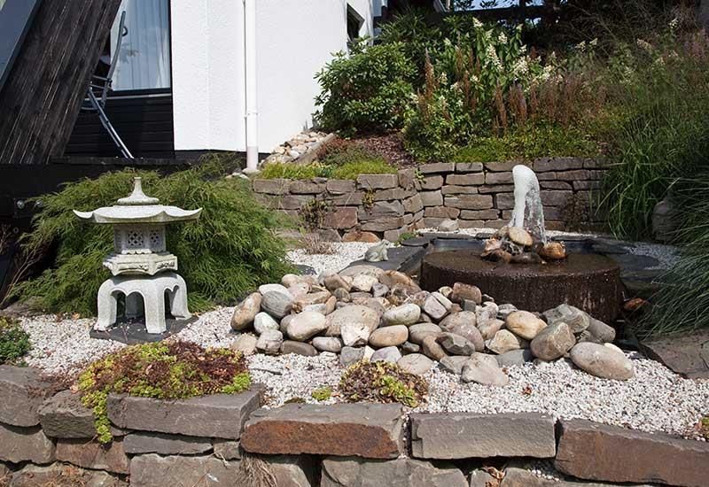 Eine Steinmauer mit einem Brunnen in der Mitte