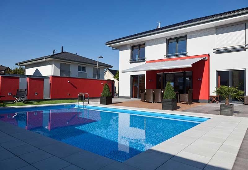 Ein Haus mit einem großen Swimmingpool davor