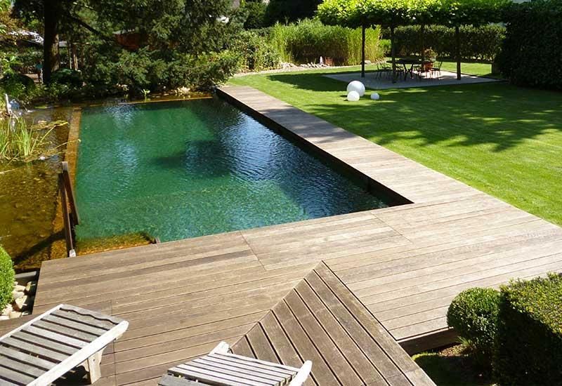 Ein großer Swimmingpool ist von einem Holzdeck umgeben