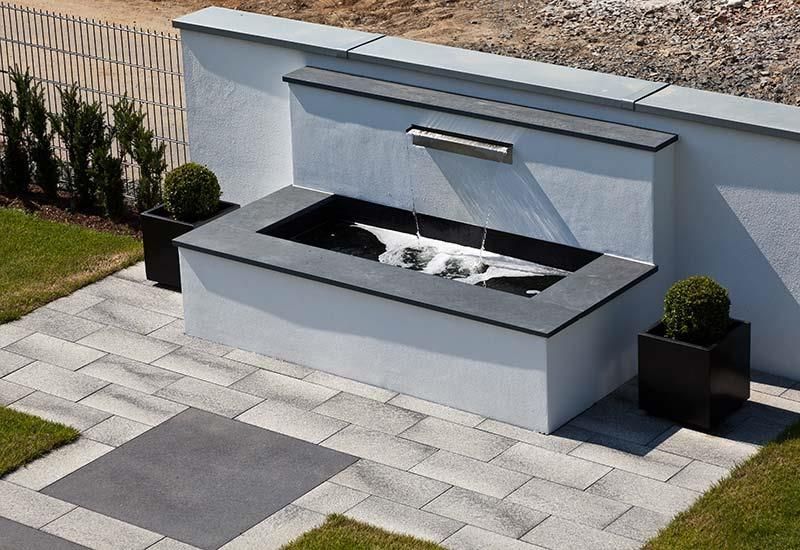 Eine Terrasse mit einem Brunnen in der Mitte