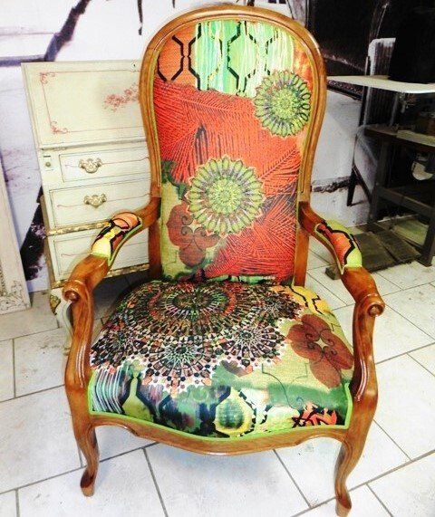 Fauteuil avec une structure bois, petits accoudoirs, tissu très coloré aux motifs variés