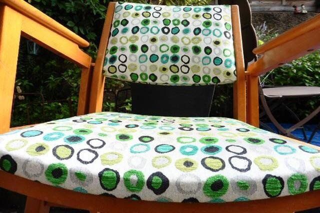 Chaise en bois avec des revêtements en tissus, motifs de petits ronds colorés