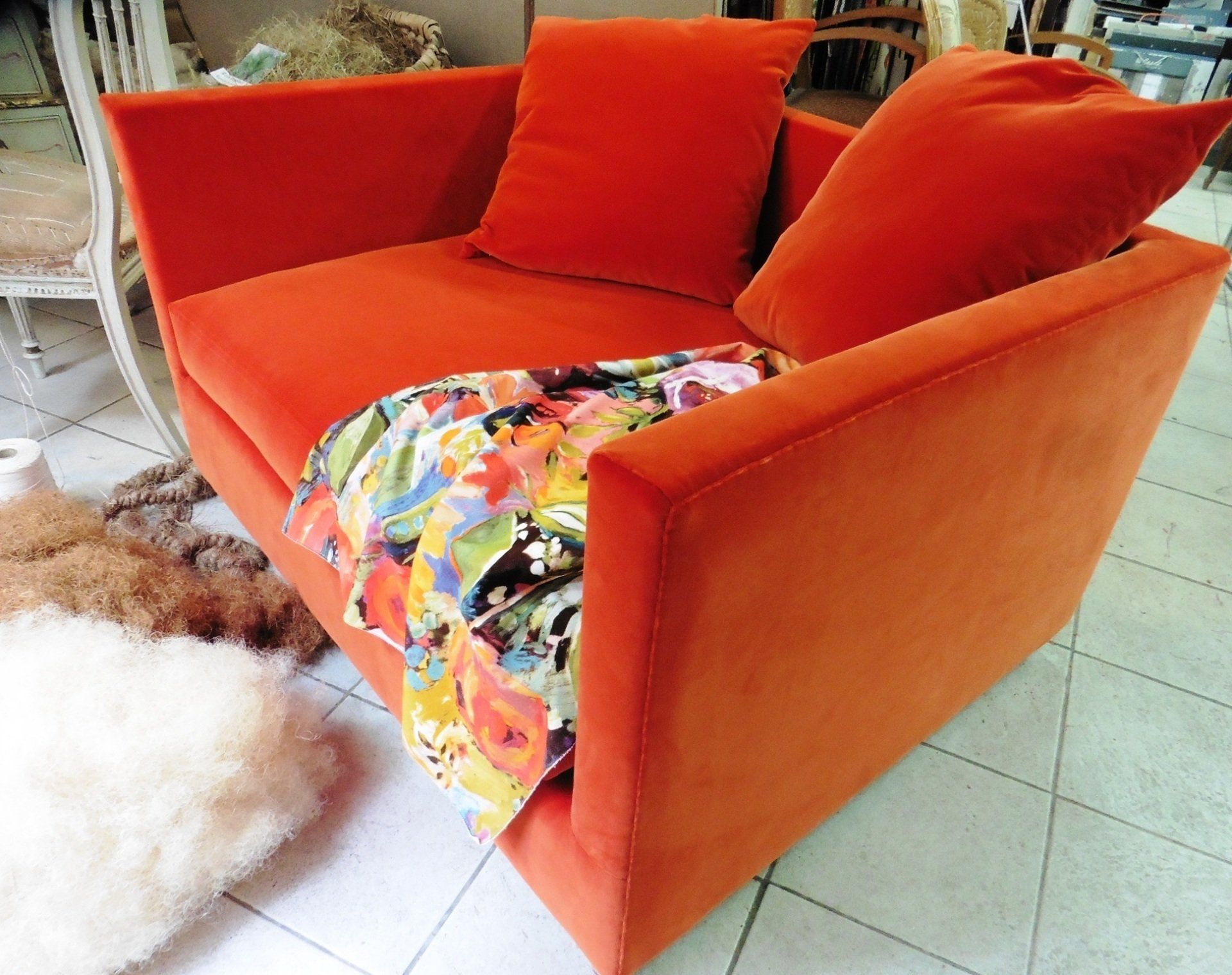 Canapé rouge avec deux coussins rouges