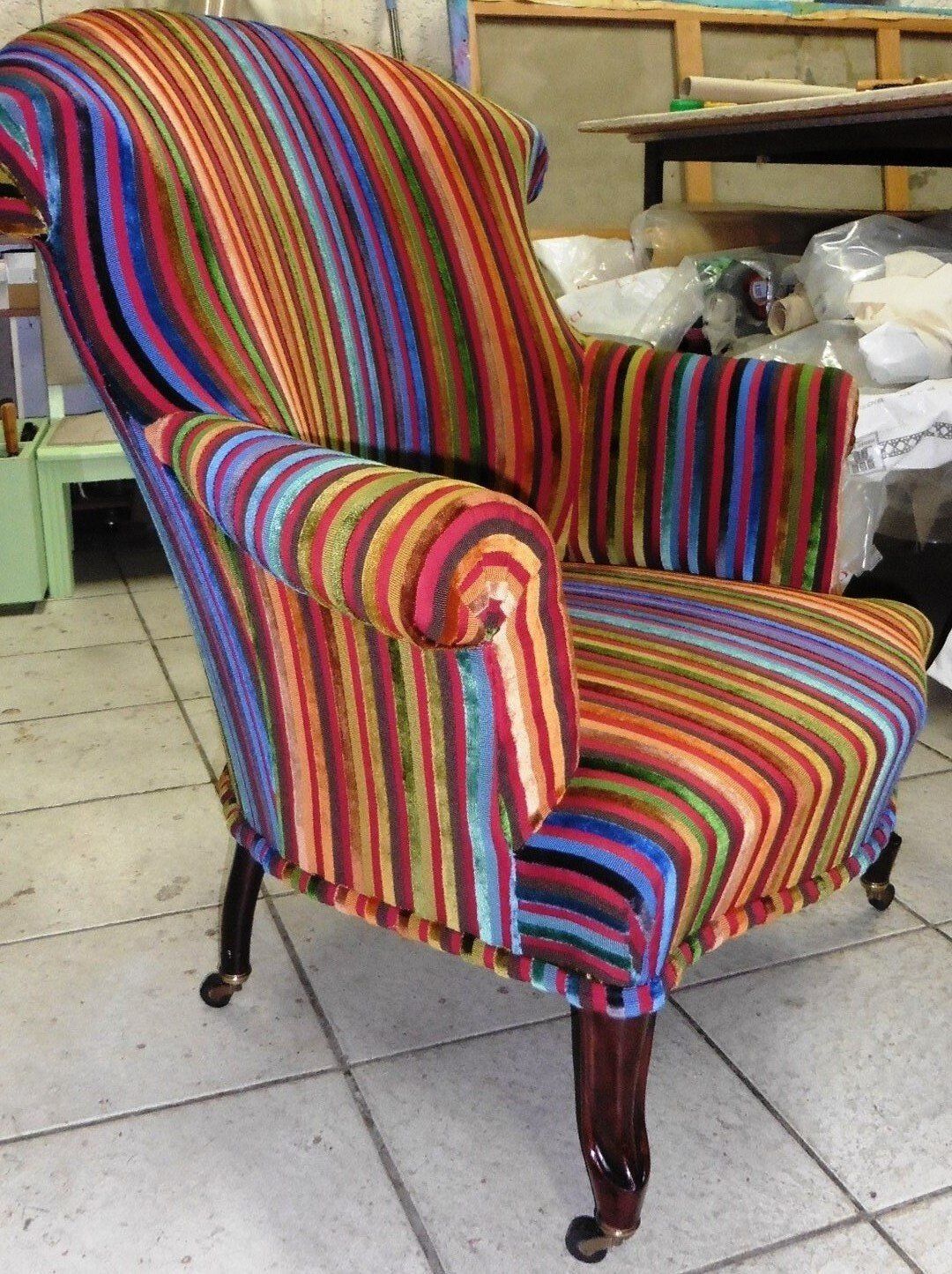 Fauteuils avec des accoudoirs, tissus en rayures colorées