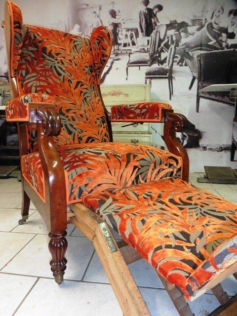 Fauteuil orange avec un appui jambe qui se relève