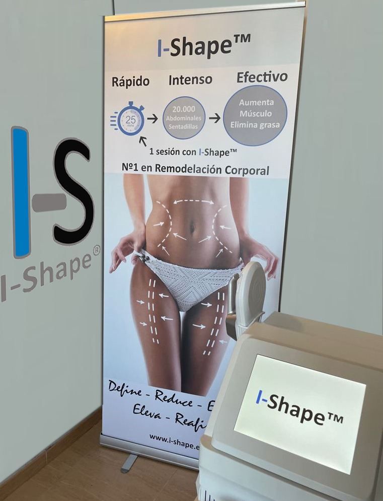 Una mujer está parada frente a un cartel que dice i-shape.