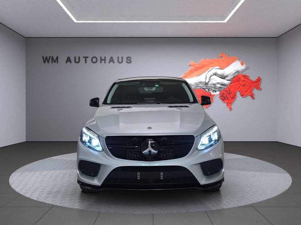 Weisses Auto im Showroom von der WM Autohaus GmbH