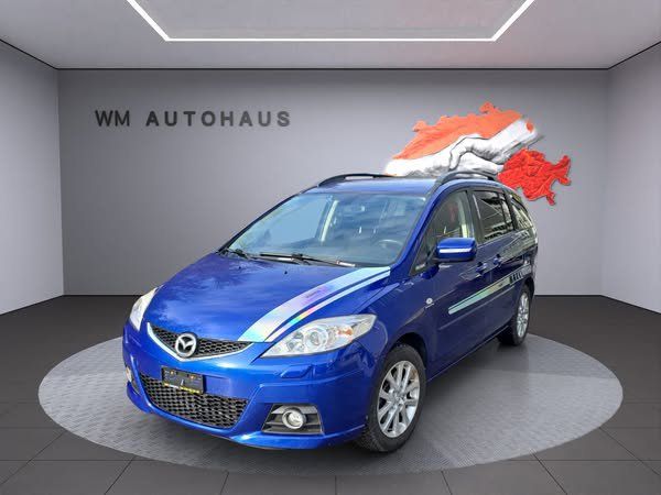 Blaues Auto im Showroom von der WM Autohaus GmbH