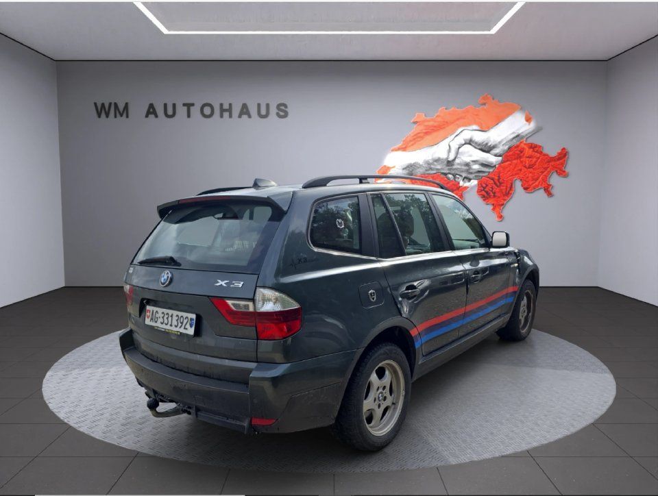 Schwarzes Auto im Showroom von der WM Autohaus GmbH