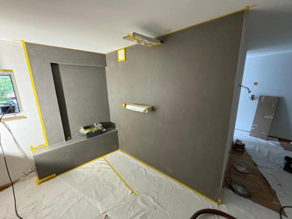 Une pièce avec un mur en train d'être peint.