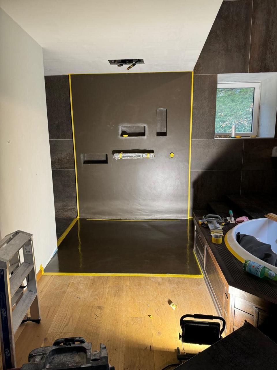 Une salle de bain avec baignoire et douche en cours de rénovation