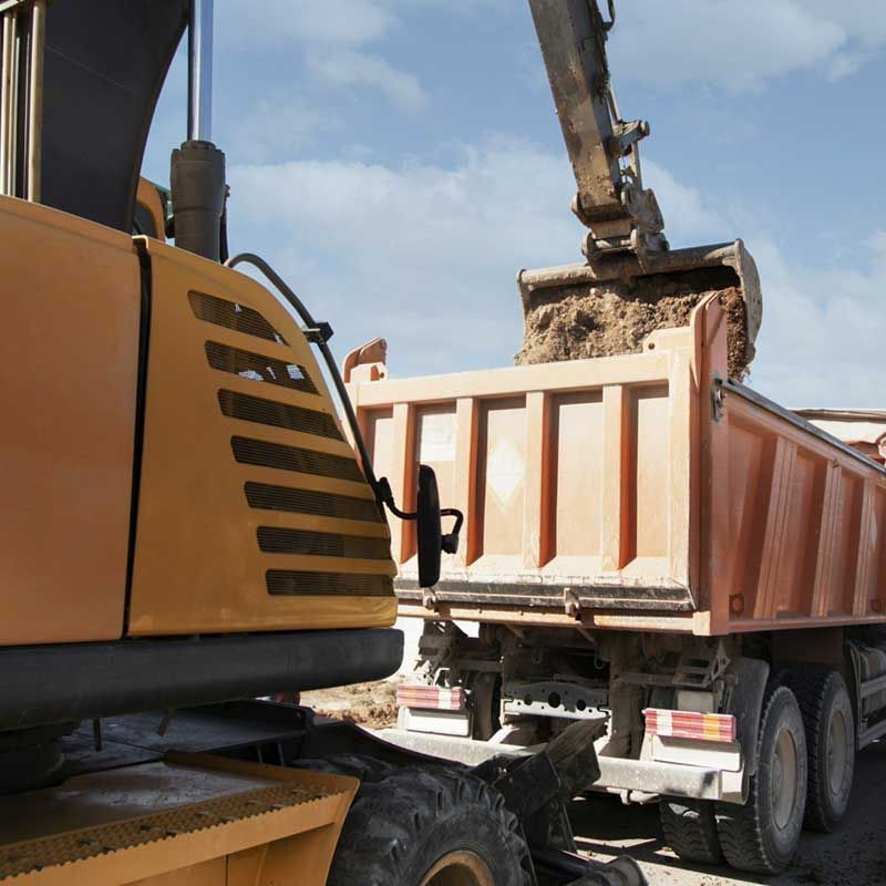 Exhibición de productos y accesorios de limpieza de Kärcher en un pasillo de la tienda.