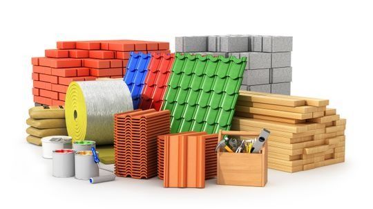 Hay muchos tipos diferentes de materiales de construcción sobre un fondo blanco.