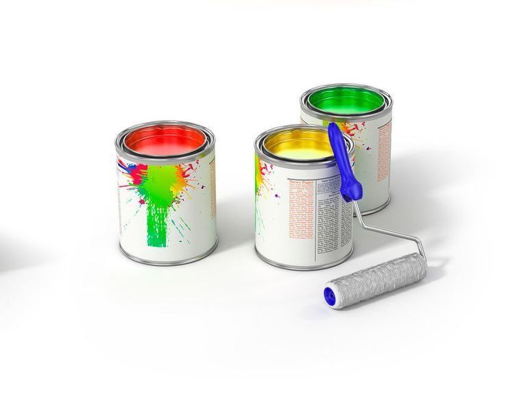 Tres latas de pintura y un rodillo de pintura sobre un fondo blanco.