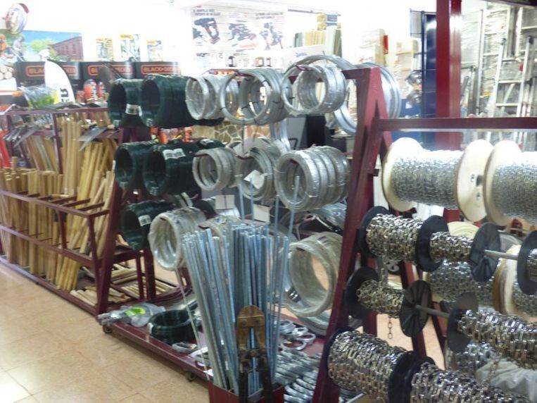 Una tienda llena de muchos artículos diferentes, incluidos alambres.