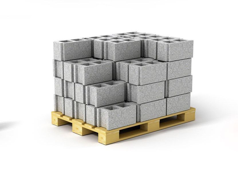 Una paleta de madera llena de bloques de hormigón sobre un fondo blanco.