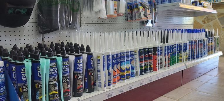 Un estante de tienda lleno de muchos tipos diferentes de espuma.