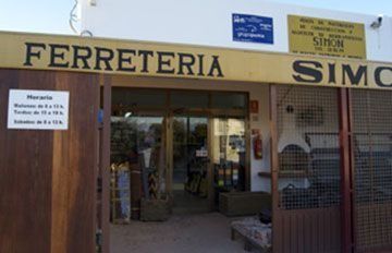 Un frente de tienda con un cartel que dice ferretería simc