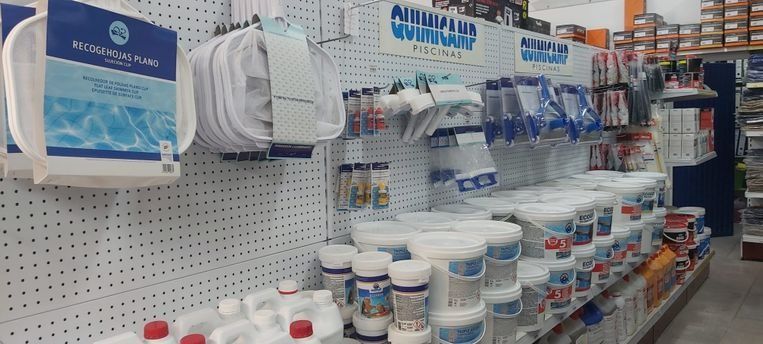Una tienda llena de muchas botellas y contenedores de productos químicos.