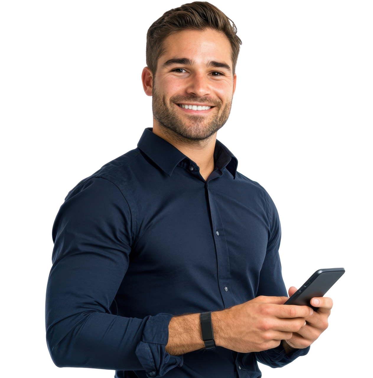 Un homme en chemise bleue sourit en tenant un smartphone.