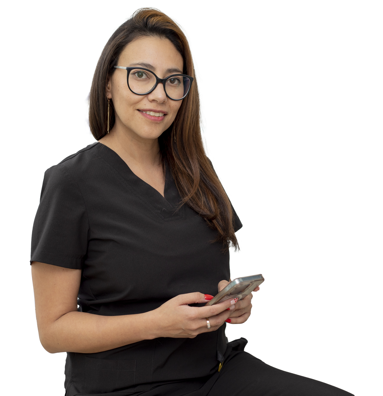 Femme en blouse noire et lunettes, tenant un téléphone, souriante.