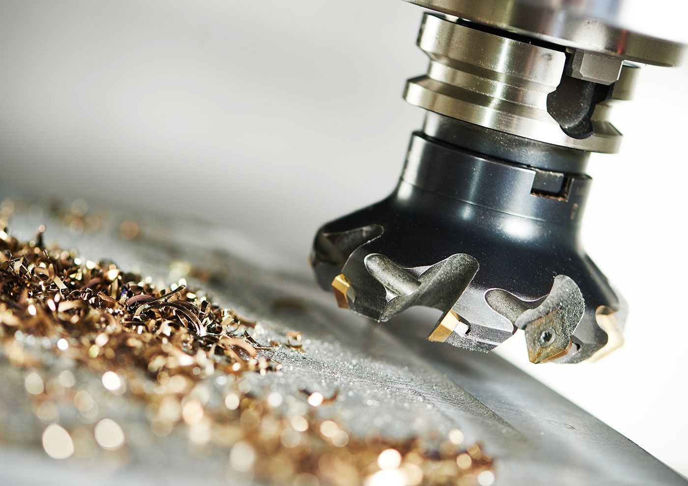 Borchert & Fuhrmann GmbH - Eine Person arbeitet in einer Fabrik an einer Maschine.