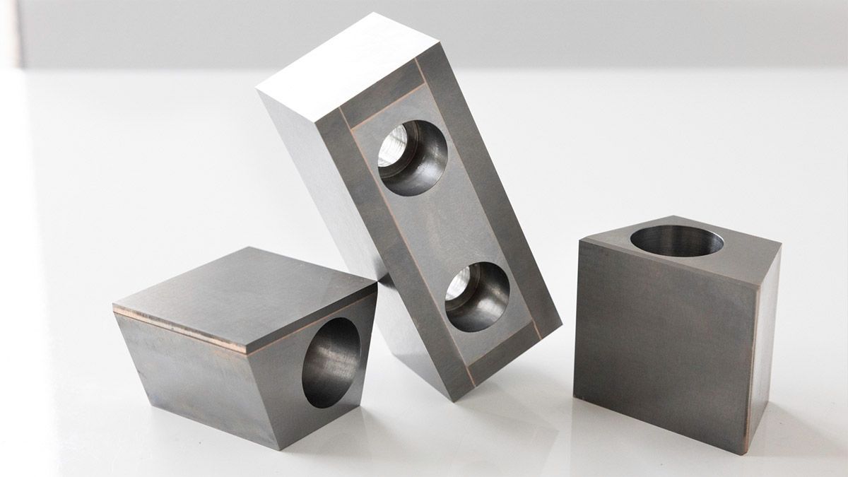 Borchert & Fuhrmann GmbH - Eine Maschine schneidet ein Stück Metall mit einem Laser.