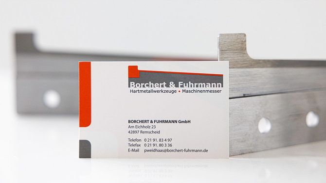 Borchert & Fuhrmann GmbH - Eine Maschine schneidet ein Stück Metall auf einer Drehbank.