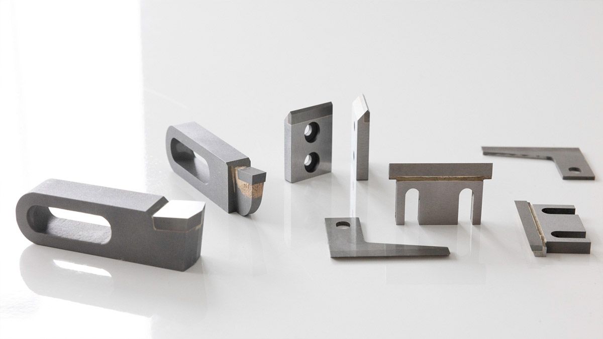 Borchert & Fuhrmann GmbH - In einer Fabrik schneidet eine Maschine ein Stück Metall.