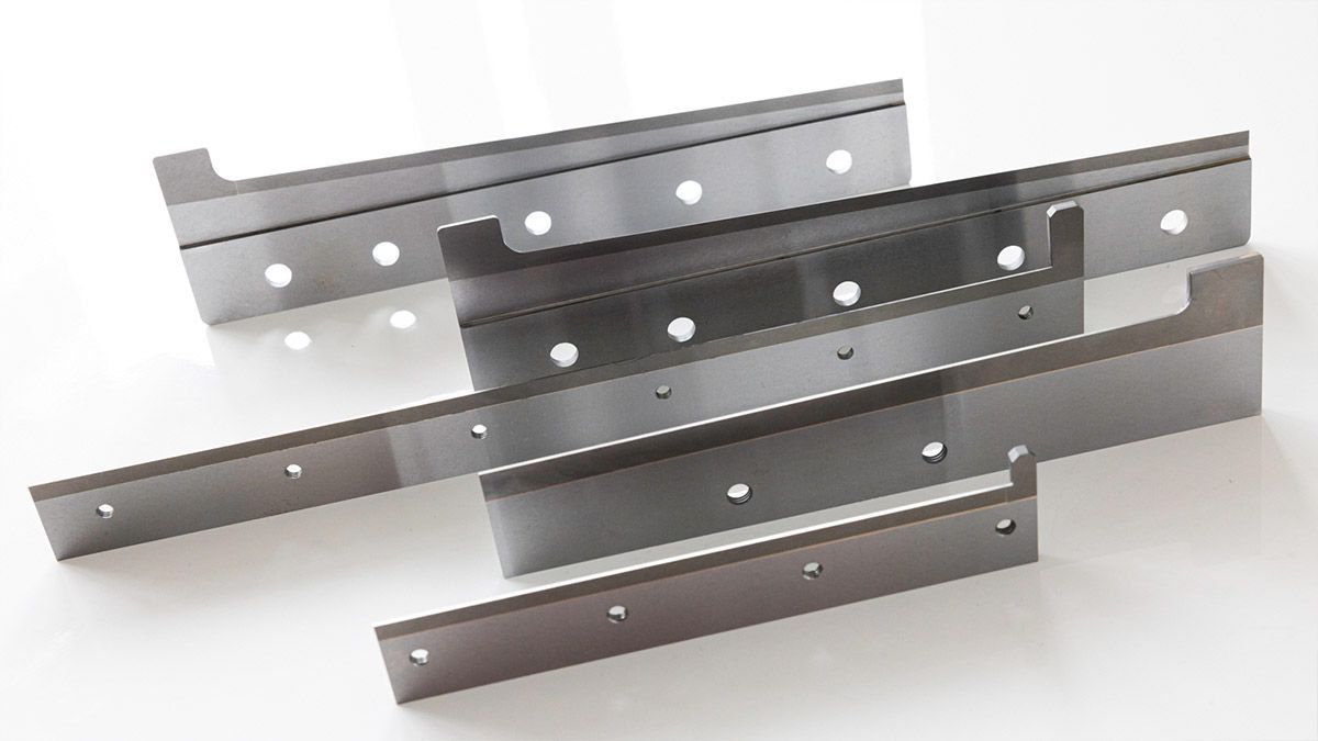 Borchert & Fuhrmann GmbH - Ein Mann schärft ein Messer an einer Schleifmaschine